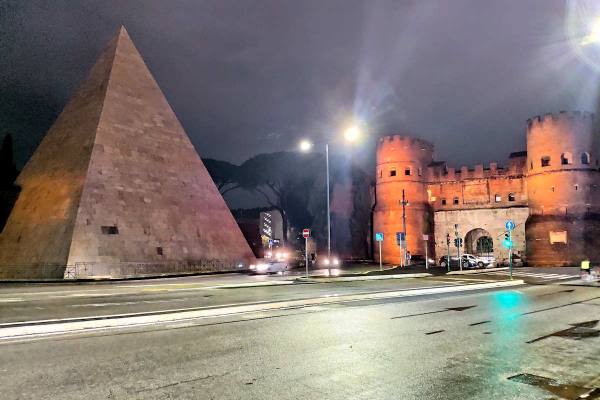 Pirámide Cestia y Porta San Paolo - Qué ver en Roma.